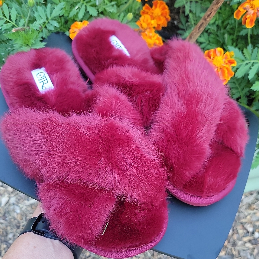 NIB 💗 OTR Cozy Red Faux Fur Slippers MEDIUM (W 7-8)